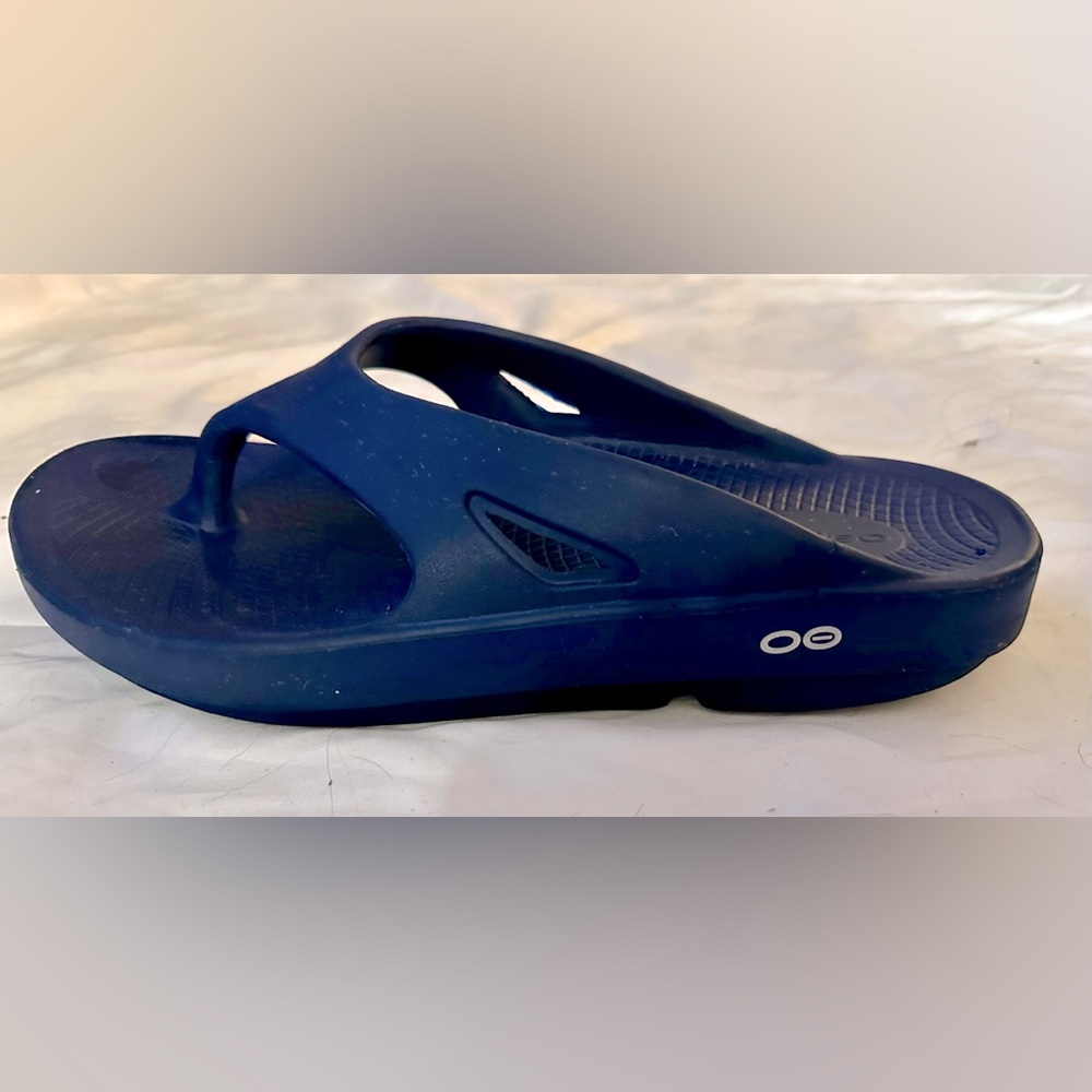 OOFOS Blue Flip Flops. Used but have a lot of life still in them.